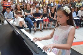 Eğitimini tamamlayan çocuk piyanistlerden konser