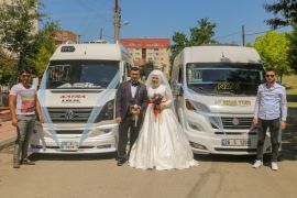Servis minibüslerinden düğün konvoyu