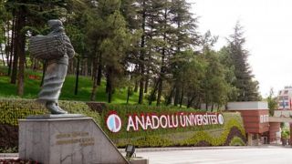 Anadolu Üniversitesi aday öğrencilerle bir araya gelmeye devam ediyor