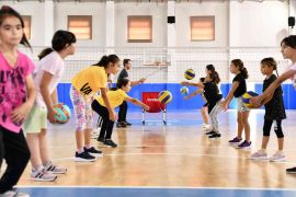Tepebaşı’nda 250 çocuk uzman eğitmenler eşliğinde voleybol kursunda